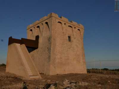 Il torrente scorre nei pressi di una torre di avvistamento che si erge nel silenzio della sterminata campagna